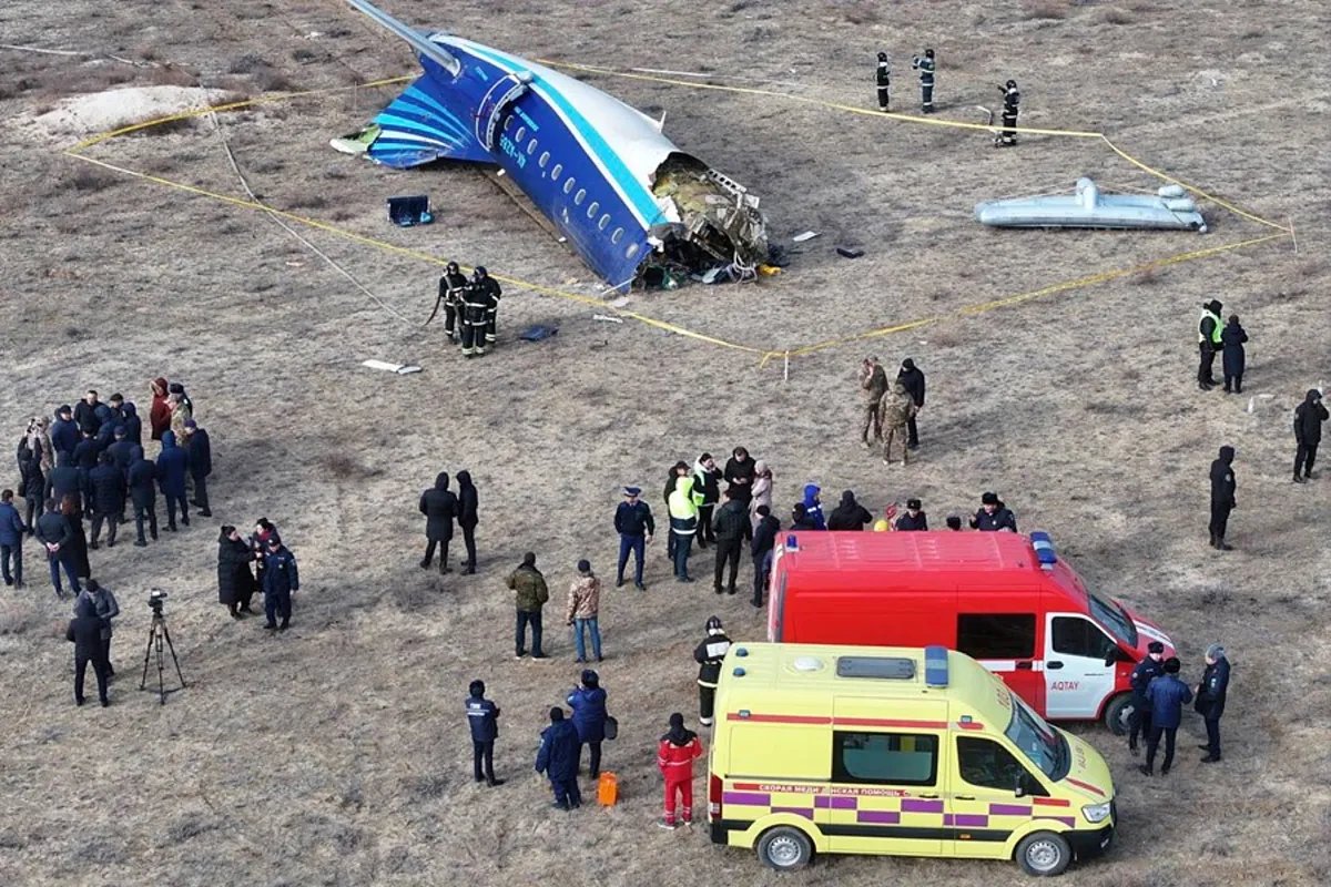 La investigación del avión estrellado en Kazajistán se centra en los agujeros del fuselaje y la trayectoria