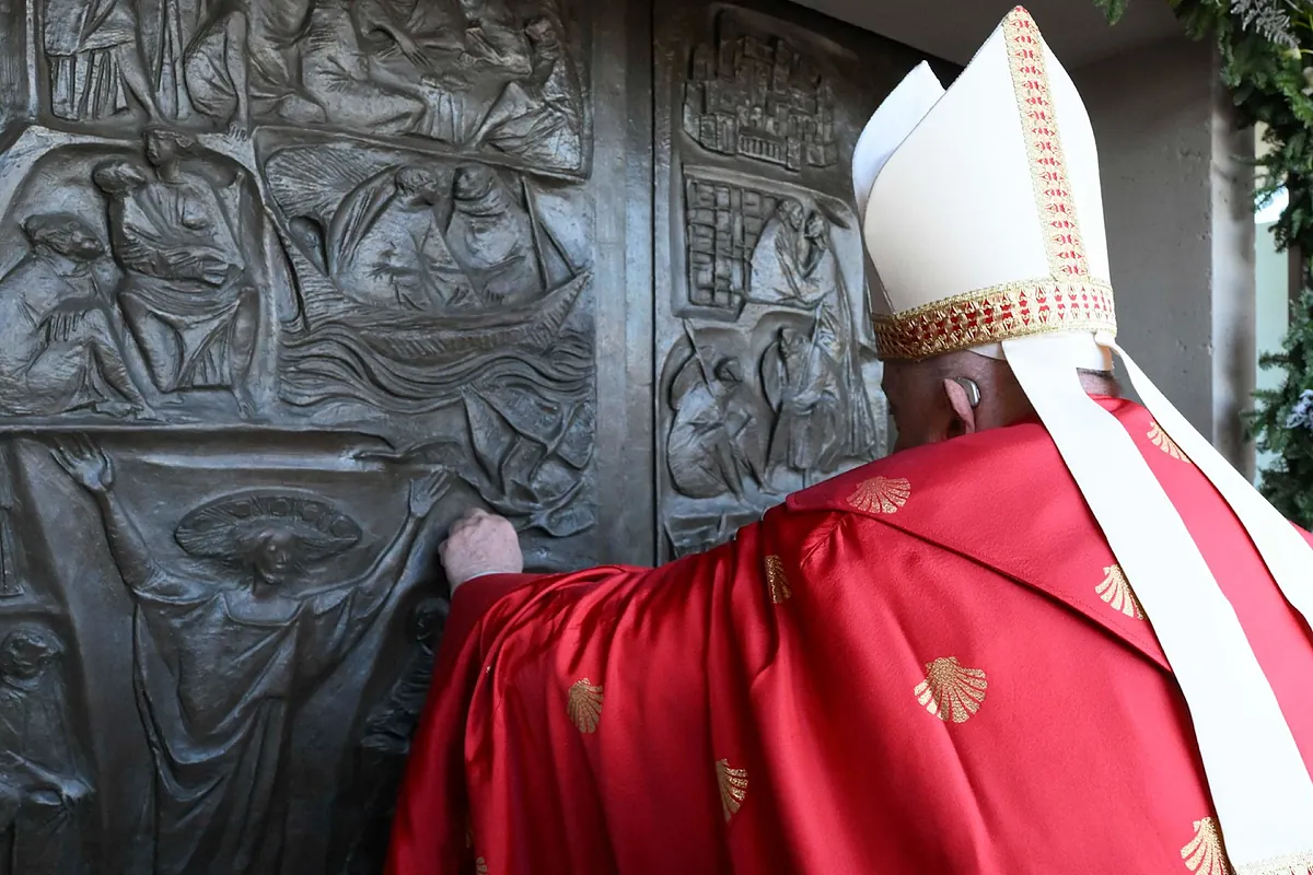 El Papa Francisco invita a cruzar la Puerta Santa en una cárcel de Roma