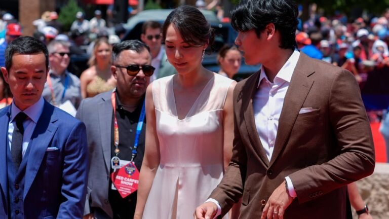 Shohei Ohtani y su esposa Mamiko Tanaka esperan a su primer hijo