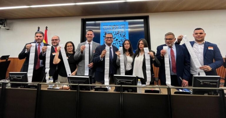Las actas de escrutinio que demuestran el fraude de Maduro en Venezuela llegan al Congreso de los Diputados