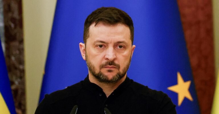 Zelensky comparó el accidente aéreo en Kazajistán con el del vuelo MH17 de Malaysia Airlines y exigió una investigación exhaustiva