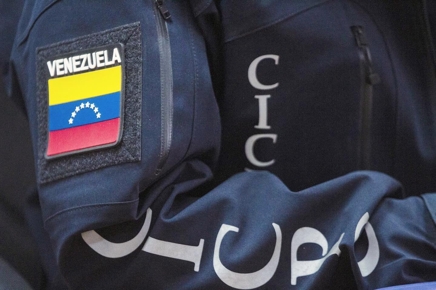 Detienen a dos sujetos que tuvieron de rehenes a su familia (+video) Detienen a dos sujetos que tuvieron de rehenes a su familia (+video)