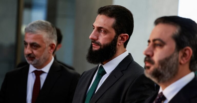 Los nuevos líderes de Siria anunciaron un acuerdo con los grupos armados para su disolución