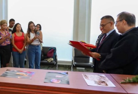 Entregan orden Bicentenario Victoria de Ayacucho de forma póstuma a Rafael Quintero Entregan orden Bicentenario Victoria de Ayacucho de forma póstuma a Rafael Quintero
