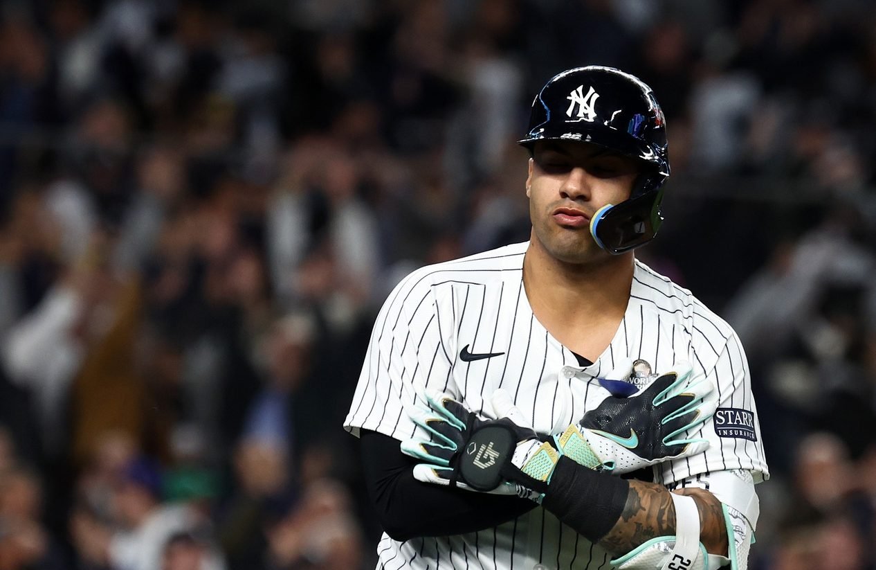 De azul real de los Yankees a rojo de los Ángeles, un histórico cambio de  millones revelado en la agencia libre.