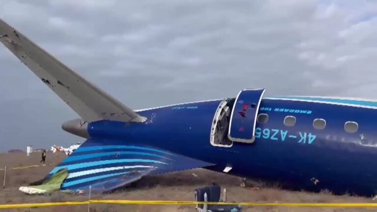 Un avión de pasajeros se estrella en Kazajistán, con al menos 32 supervivientes