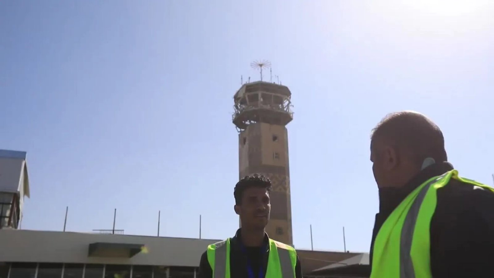 Evalúan los daños en el aeropuerto de Saná tras los ataques aéreos israelíes Evalúan los daños en el aeropuerto de Saná tras los ataques aéreos israelíes