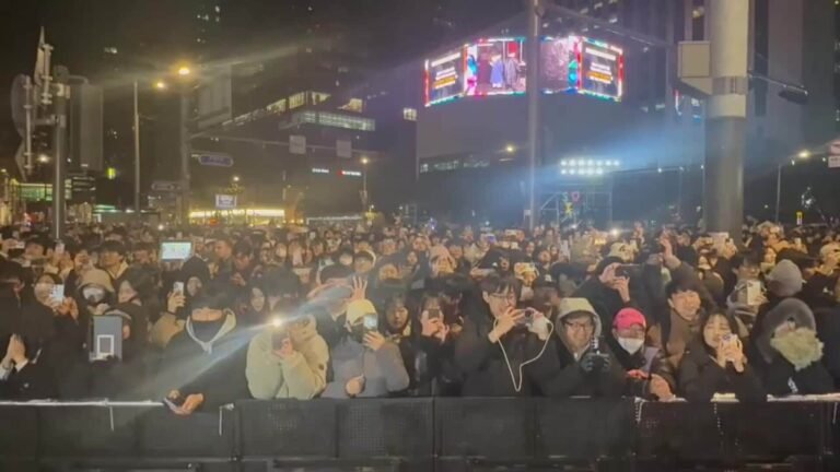 Miles de surcoreanos dan la bienvenida al 2025 en Seúl