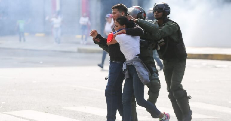 Denuncian que al menos 19 extranjeros continúan detenidos como presos políticos del régimen de Maduro en Venezuela