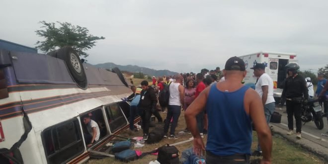 6 Personas pierden la vida y 20 resultan lesionadas en accidente de transito en la autopista regional del centro