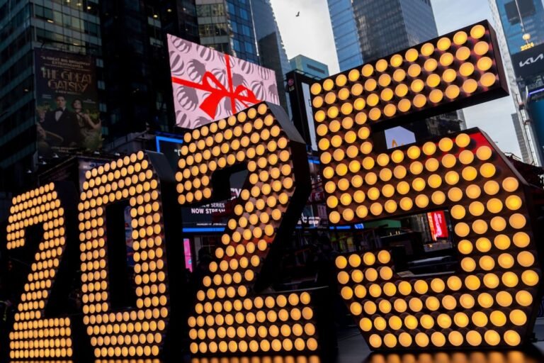 El mundo recibe el 2025 con espectáculos de luces, abrazos y zambullidas heladas