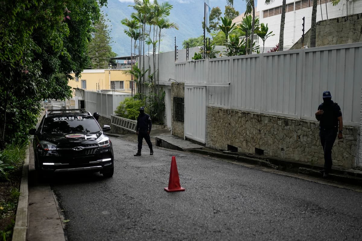 Colombia se ofreció a custodiar la embajada argentina en Caracas y exigió “respetar los derechos” de los opositores refugiados Colombia se ofreció a custodiar la embajada argentina en Caracas y exigió “respetar los derechos” de los opositores refugiados