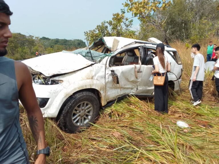 Vuelco dejó dos muertos y un herido en la troncal 10