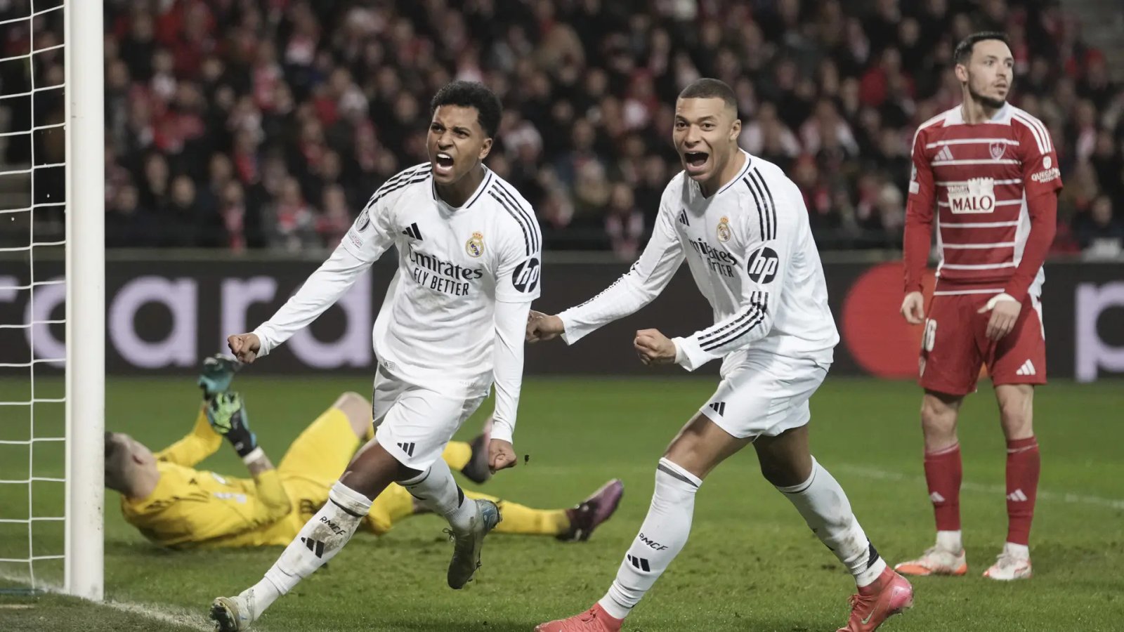 La noche de Champions más loca deja con vida a todos los gigantes de Europa La noche de Champions más loca deja con vida a todos los gigantes de Europa