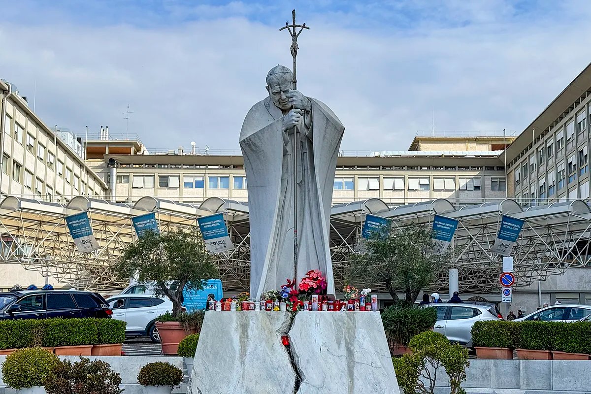 El Papa Francisco se “levanta” y sigue su actividad en el hospital mientras la Pontificia Academia para la Vida advierte frente a los “cuervos” que especulan sobre su salud El Papa Francisco se “levanta” y sigue su actividad en el hospital mientras la Pontificia Academia para la Vida advierte frente a los “cuervos” que especulan sobre su salud