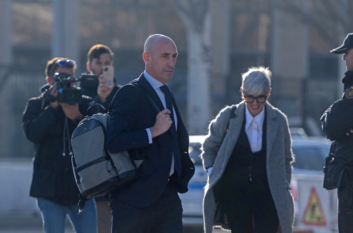 Rubiales anuncia que recurrirá la condena de 10.800 euros de multa por el beso no consentido a Hermoso Rubiales anuncia que recurrirá la condena de 10.800 euros de multa por el beso no consentido a Hermoso