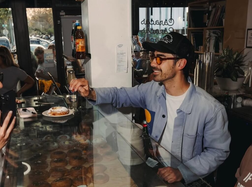 Joe Jonas visitó la panadería venezolana Caracas Bakery y regaló pasteles a sus fans Joe Jonas visitó la panadería venezolana Caracas Bakery y regaló pasteles a sus fans