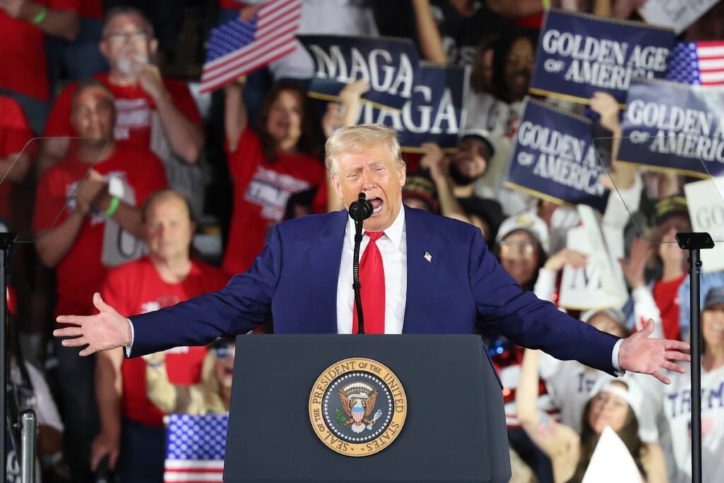 Trump celebra sus primeros 100 días en el poder con elogios a sí mismo y burlas contra sus rivales | Internacional Trump celebra sus primeros 100 días en el poder con elogios a sí mismo y burlas contra sus rivales | Internacional