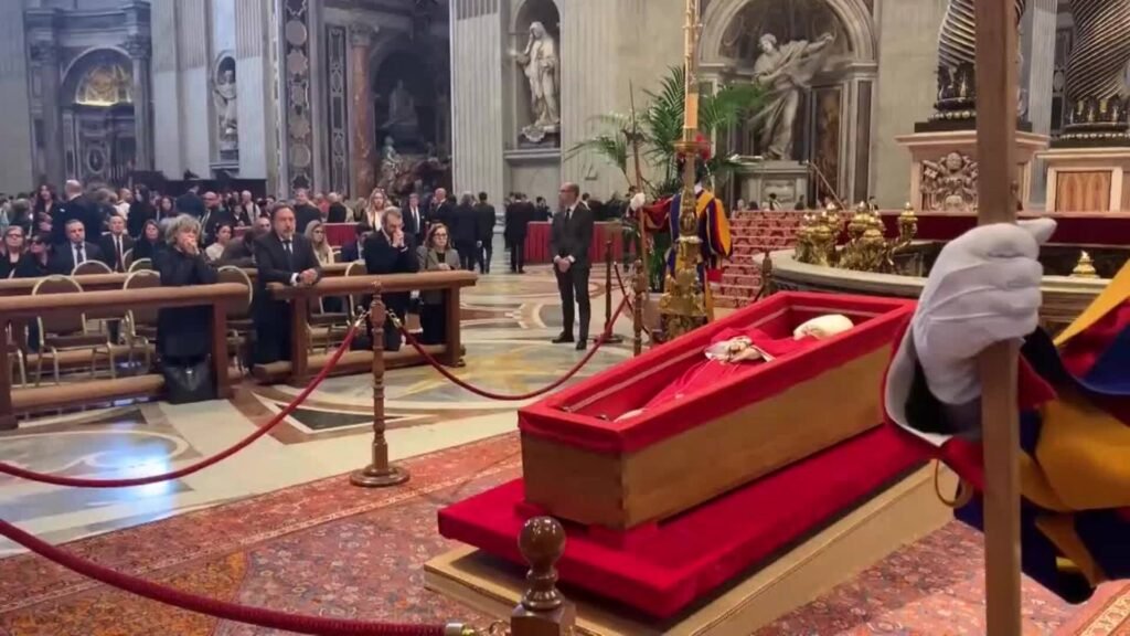 Una marea de fieles en la basílica de San Pedro para dar su último adiós a Francisco Una marea de fieles en la basílica de San Pedro para dar su último adiós a Francisco