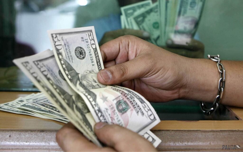 El dólar bajó 14 centavos y este nesle era vendido a RD.05 El dólar bajó 14 centavos y este nesle era vendido a RD.05