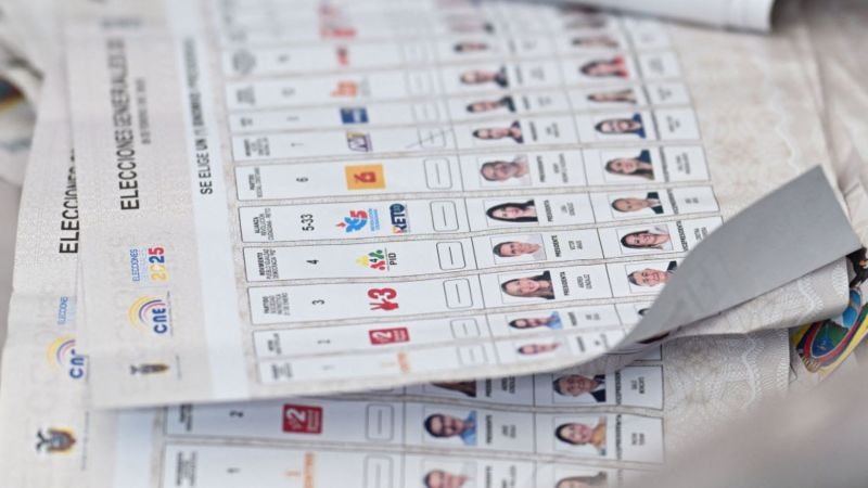 Ecuador denuncia presunto robo de material electoral en Venezuela, cuyo gobierno rechaza los señalamientos