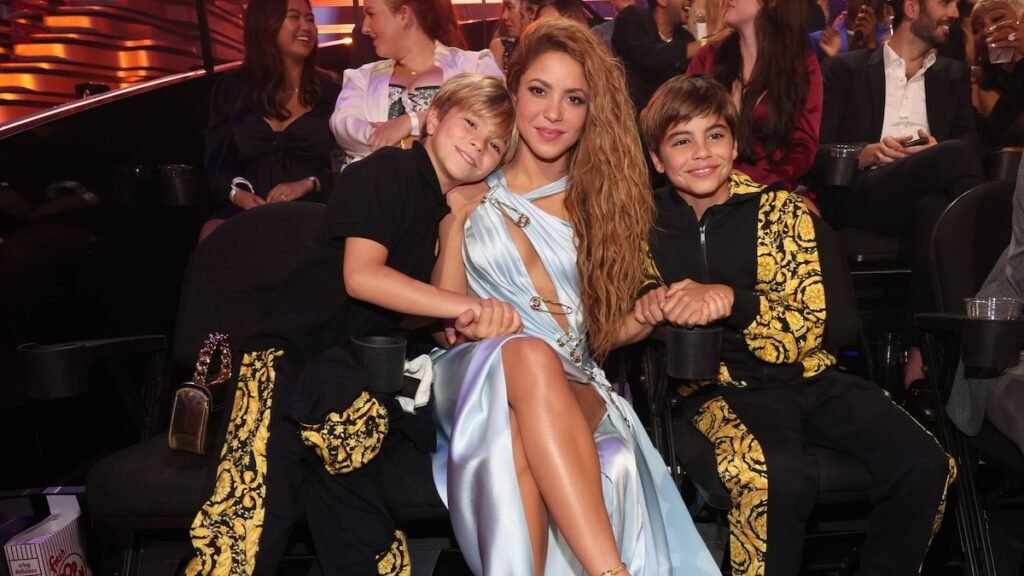 Shakira canta junto a sus hijos y hace una dedicatoria muy especial para las madres solteras Shakira canta junto a sus hijos y hace una dedicatoria muy especial para las madres solteras