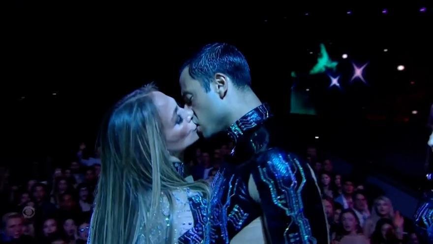 JENNIFER LOPEZ BESO BAILARINES | Jennifer Lopez en los AMAs: show explosivo con beso incluido a sus bailarines JENNIFER LOPEZ BESO BAILARINES | Jennifer Lopez en los AMAs: show explosivo con beso incluido a sus bailarines