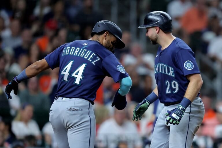 Los Marineros superan a los Astros con el jonrón de Cal Raleigh que rompió el empate