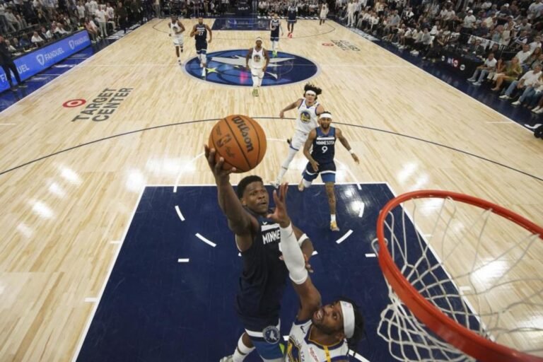 Los Wolves liquidan a los Warriors y viajan de nuevo a las Finales del Oeste