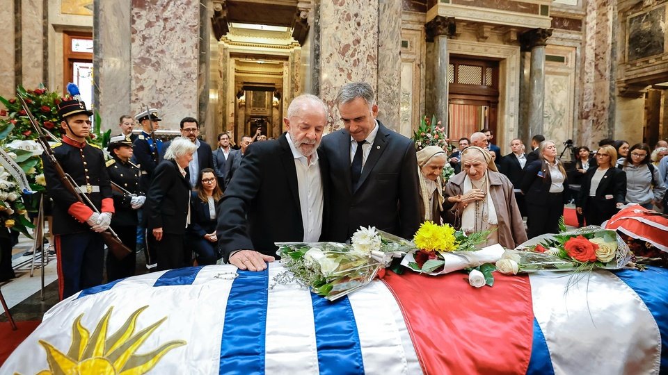 La conmovedora despedida de Lula a Mujica: “Era un ser humano superior” | “Ahora Pepe acompaña al papa Francisco”, dijo el presidente de Brasil La conmovedora despedida de Lula a Mujica: “Era un ser humano superior” | “Ahora Pepe acompaña al papa Francisco”, dijo el presidente de Brasil