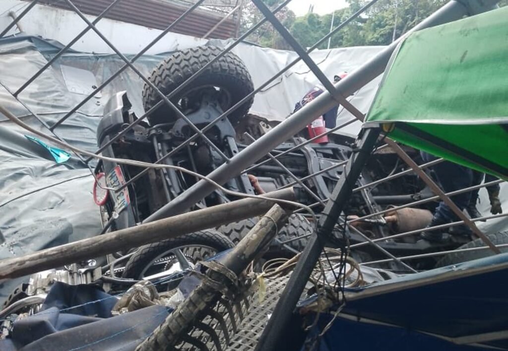 Cae carro sobre feria de verduras en Campo Rico Cae carro sobre feria de verduras en Campo Rico