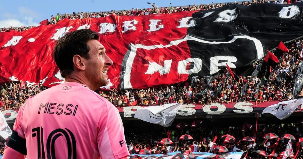 El guiño que le hará Newell’s a Lionel Messi para convencerlo de que vuelva tras la confirmación de Di María en Central El guiño que le hará Newell’s a Lionel Messi para convencerlo de que vuelva tras la confirmación de Di María en Central