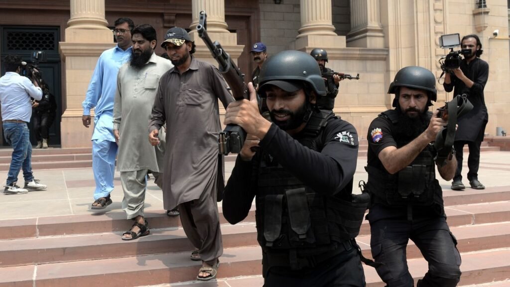 Pakistán continúa los ataques y la India moviliza a sus reservistas