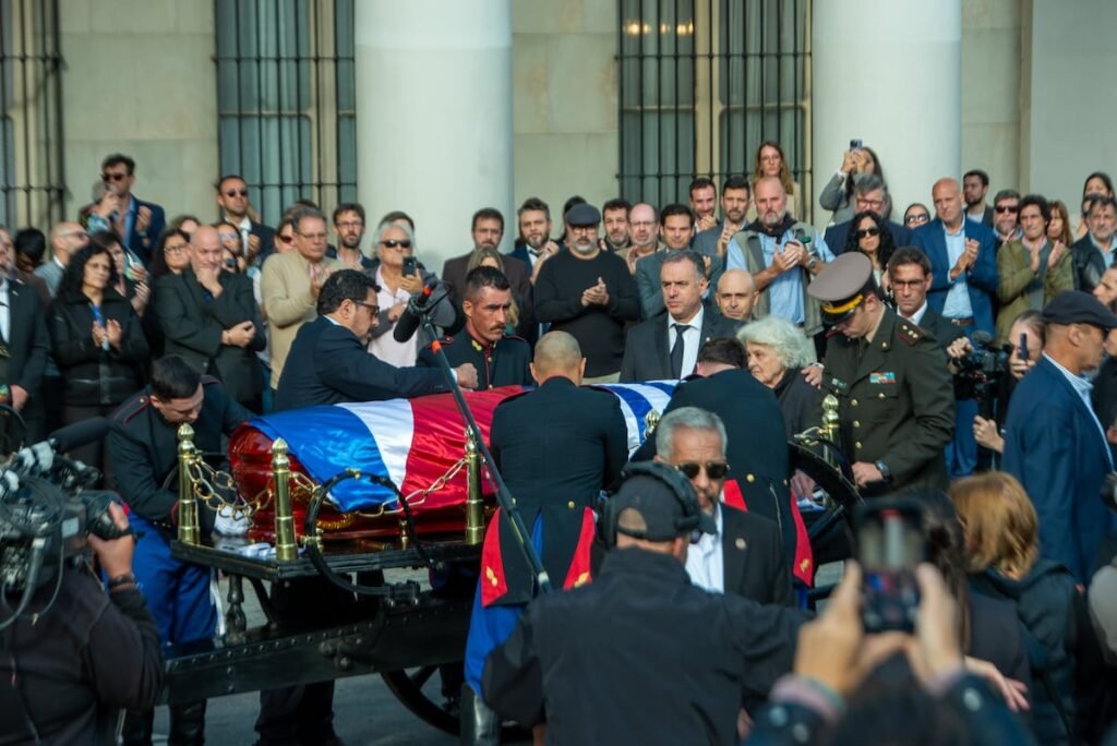 Decenas de miles de personas asisten al velatorio de José ‘Pepe’ Mujica en Montevideo Decenas de miles de personas asisten al velatorio de José ‘Pepe’ Mujica en Montevideo