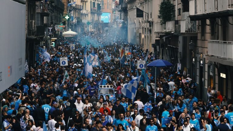 Fiesta por las calles de Nápoles