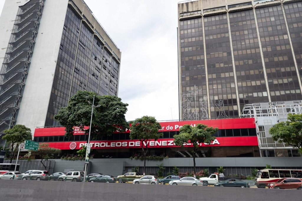 La producción petrolera de Venezuela se mantiene sobre el millón y sube un 0,28 % en abril La producción petrolera de Venezuela se mantiene sobre el millón y sube un 0,28 % en abril