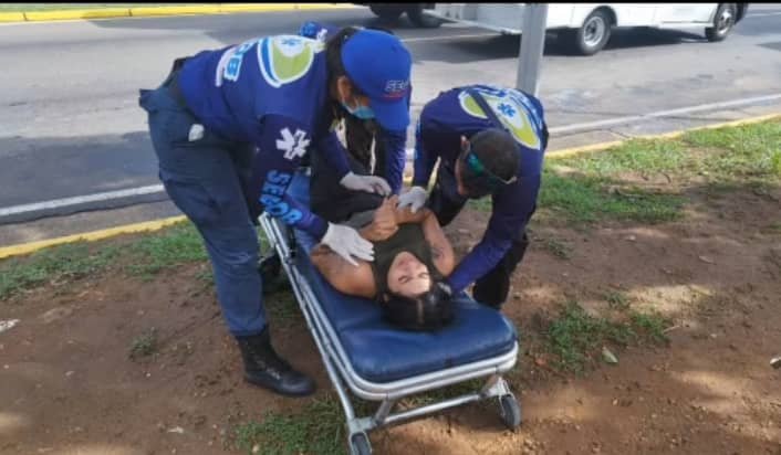 Salió lesionada tras derrape de moto en la avenida Atlántico Salió lesionada tras derrape de moto en la avenida Atlántico