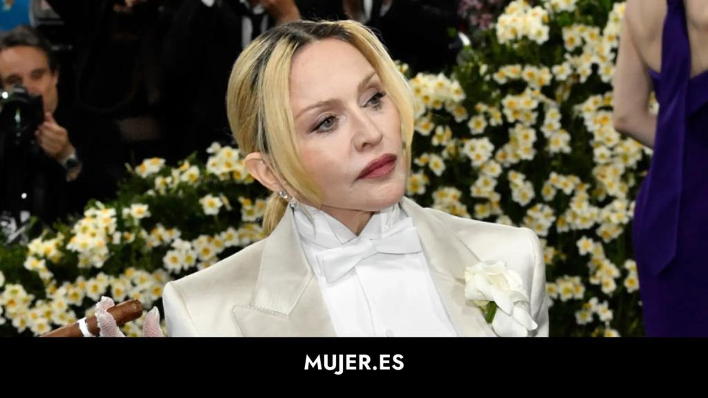 Madonna, irreconocible, se despide del rubio para recrear el ‘look’ de su difunta madre: “Me inspiré en ella” Madonna, irreconocible, se despide del rubio para recrear el ‘look’ de su difunta madre: “Me inspiré en ella”