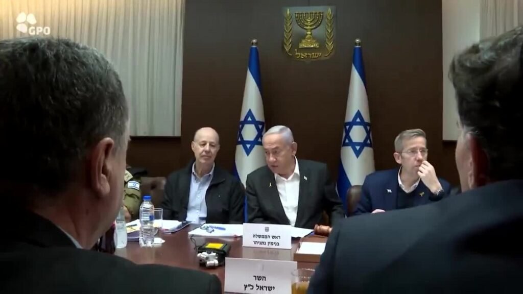 Al menos tres muertos y 46 heridos por disparos de Israel en un centro de reparto de ayuda Al menos tres muertos y 46 heridos por disparos de Israel en un centro de reparto de ayuda