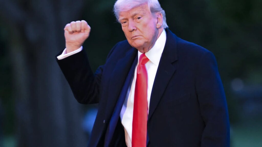 Trump también amenaza a Samsung y otros fabricantes de móviles con imponer los mismos aranceles que a Apple Trump también amenaza a Samsung y otros fabricantes de móviles con imponer los mismos aranceles que a Apple