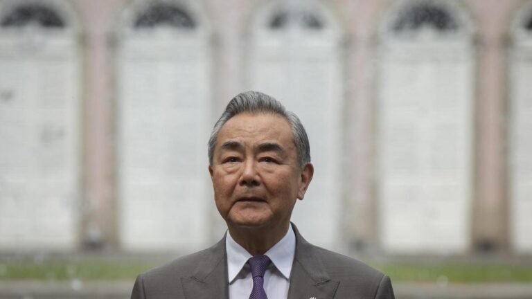 China condena los ataques de Israel y se propone como mediadora con Irán