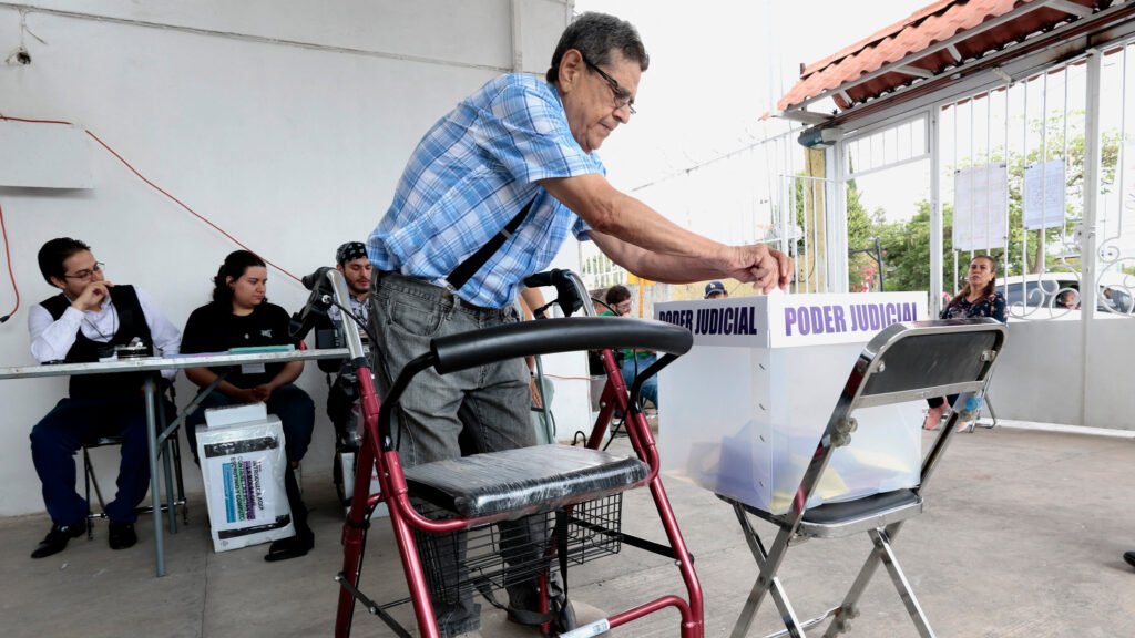 México vota en las primeras elecciones del poder judicial en su historia