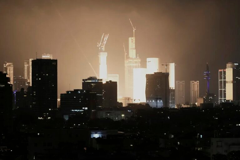 Sigue la escalada: Múltiples ataques de Irán contra Israel mientras continúan las explosiones en Teherán