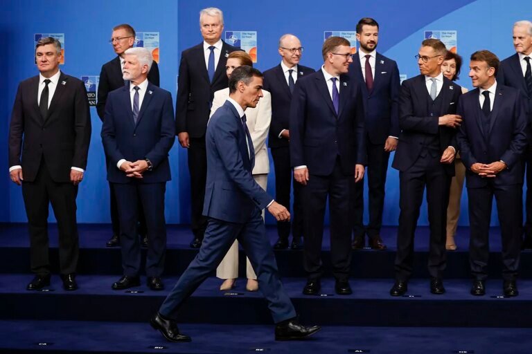 La luz social de Sánchez se apaga en La Haya