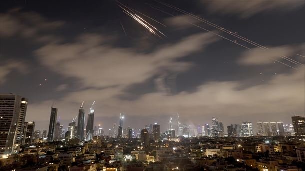 Nueva noche de bombardeos entre Irán e Israel, que dejan varios muertos en Tel Aviv