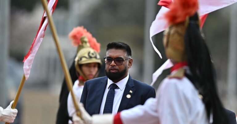 Guyana refuerza medidas para bloquear tráfico de oro que presuntamente financia a Maduro