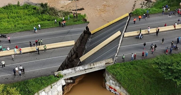 El colapso de uno de los principales puentes de Venezuela por las intensas lluvias