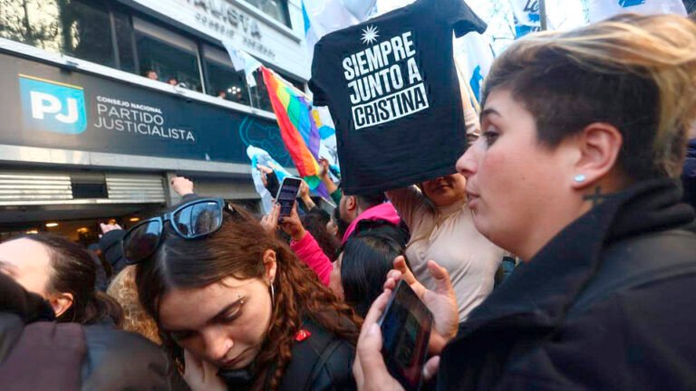 El kilómetro cero de la resistencia | Miles en las calles y frente al PJ para respaldar de Cristina 
