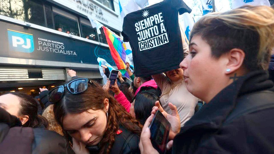 El kilómetro cero de la resistencia | Miles en las calles y frente al PJ para respaldar de Cristina El kilómetro cero de la resistencia | Miles en las calles y frente al PJ para respaldar de Cristina