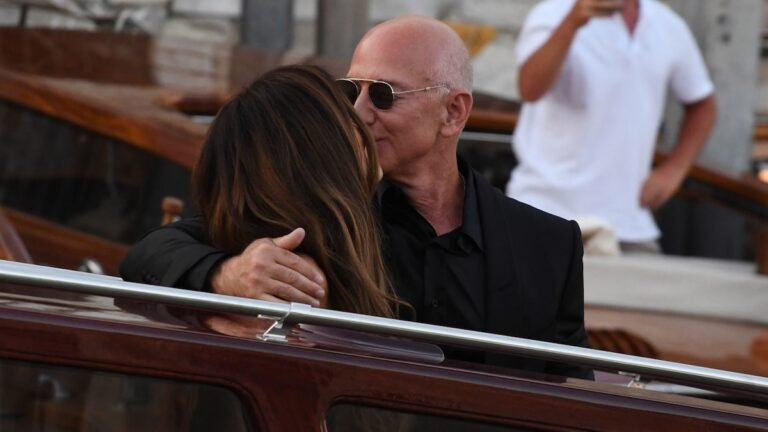 Lauren Sanchez y Jeff Bezos sellan las celebraciones de su boda con su primer beso frente a las cámaras